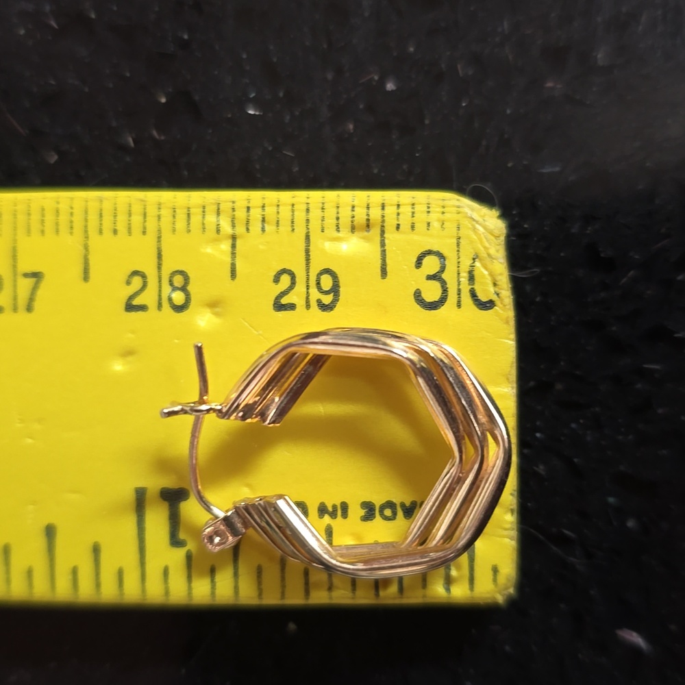 FIRM. HOST PICK. Like New. Vintage. Elegant 14k Gold Triple Hoop Earrings - Picture 5 of 8
